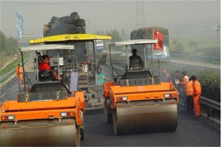 雙鋼輪振動壓路機(jī)在進(jìn)行變換行駛速度時，要先分離主離合器或者換向離合器，這樣才可以扳動變速手柄來進(jìn)行相應(yīng)的換擋